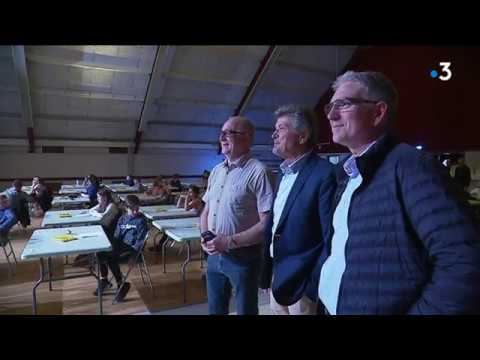 Bernard Thévenet lit la dictée du Tour de France aux élèves de Saint-Jean-de-Maurienne