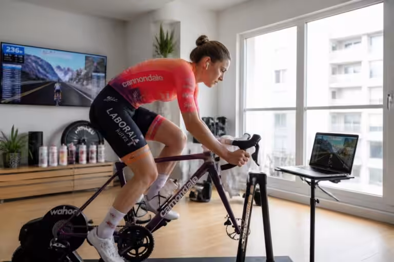 découvrez l'entraînement intensif de clara pichon sur zwift en préparation de l'étape du tour, combinant performance virtuelle et endurance cycliste.
