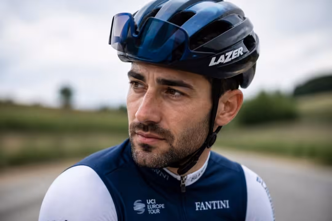 découvrez le portrait captivant de yoann offredo, un cycliste au parcours atypique qui a su se démarquer dans le monde du cyclisme par sa détermination et son originalité.