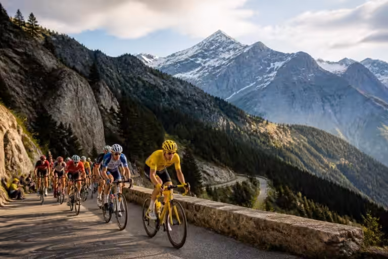 découvrez le parcours détaillé et les enjeux clés de l'étape de montagne du tour de france 2025, une étape décisive pour les grimpeurs et les favoris du classement général.